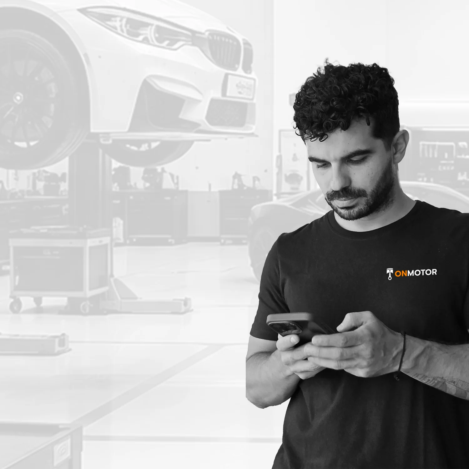 Colaborador usando o Onmotor no celular na oficina