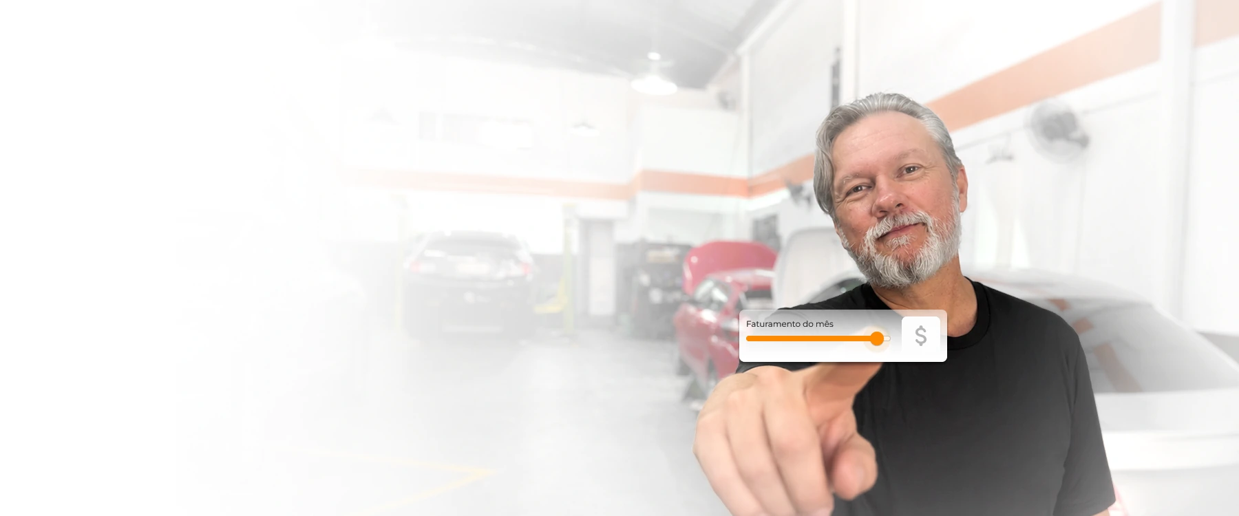 Profissional em oficina usando o Onmotor