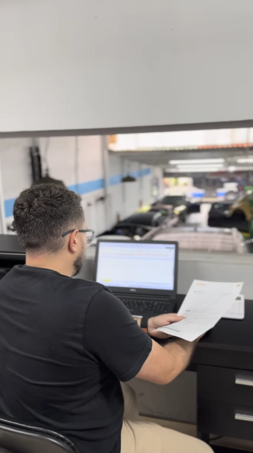 Profissional usando o sistema Onmotor na oficina